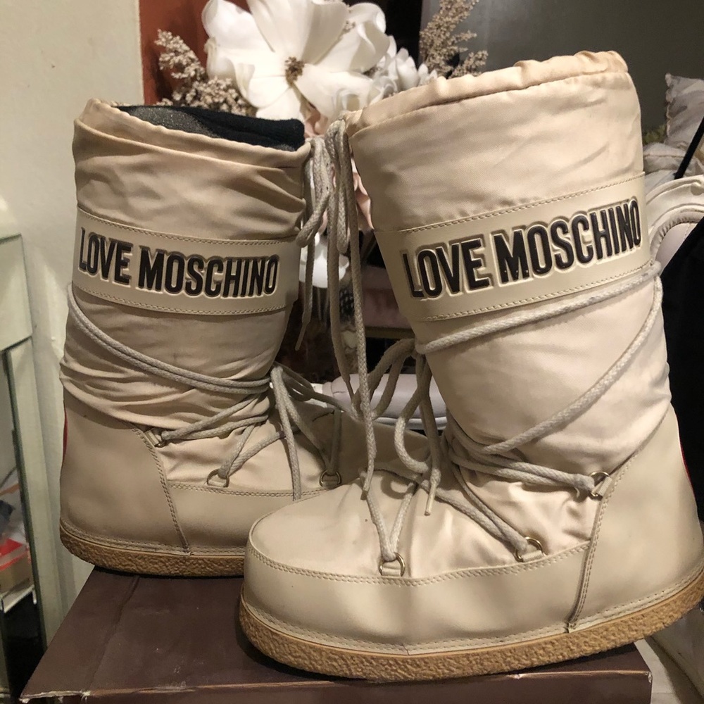 Love Moschino snow tan moon boots.